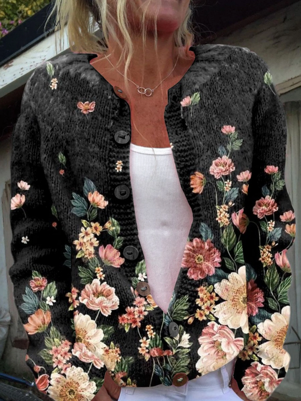 Mathilde | Cardigan med blomster på sort bund