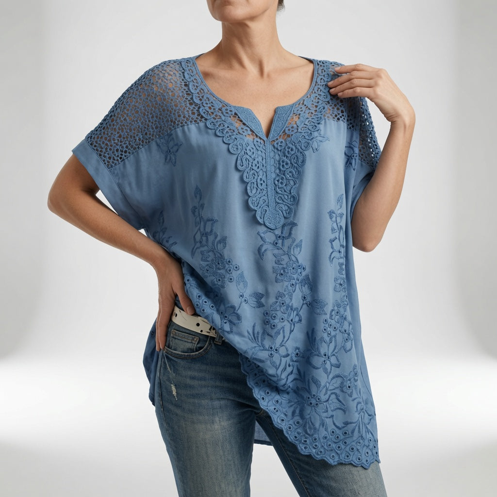 Brigitte | V-halsbluse med blondebroderi