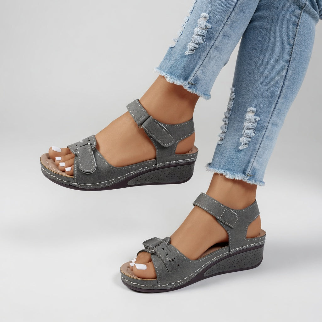 Fernande | Kilehælssandaler med velcro