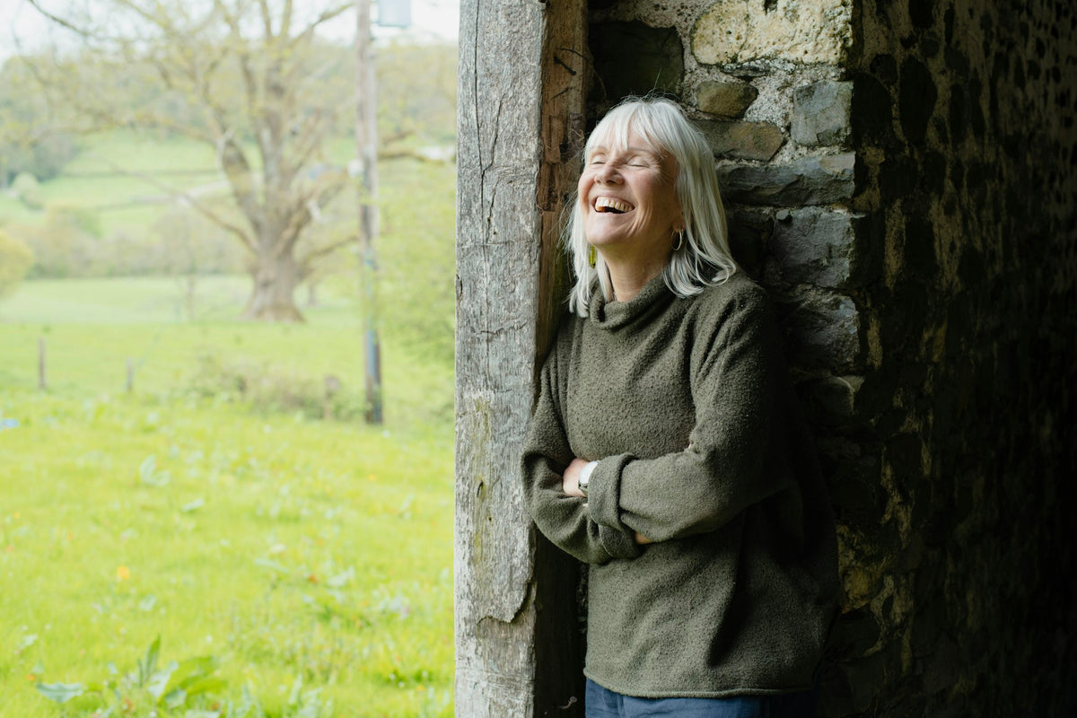 Hélène qui rit sur le pas de sa porte (photo provisoire)